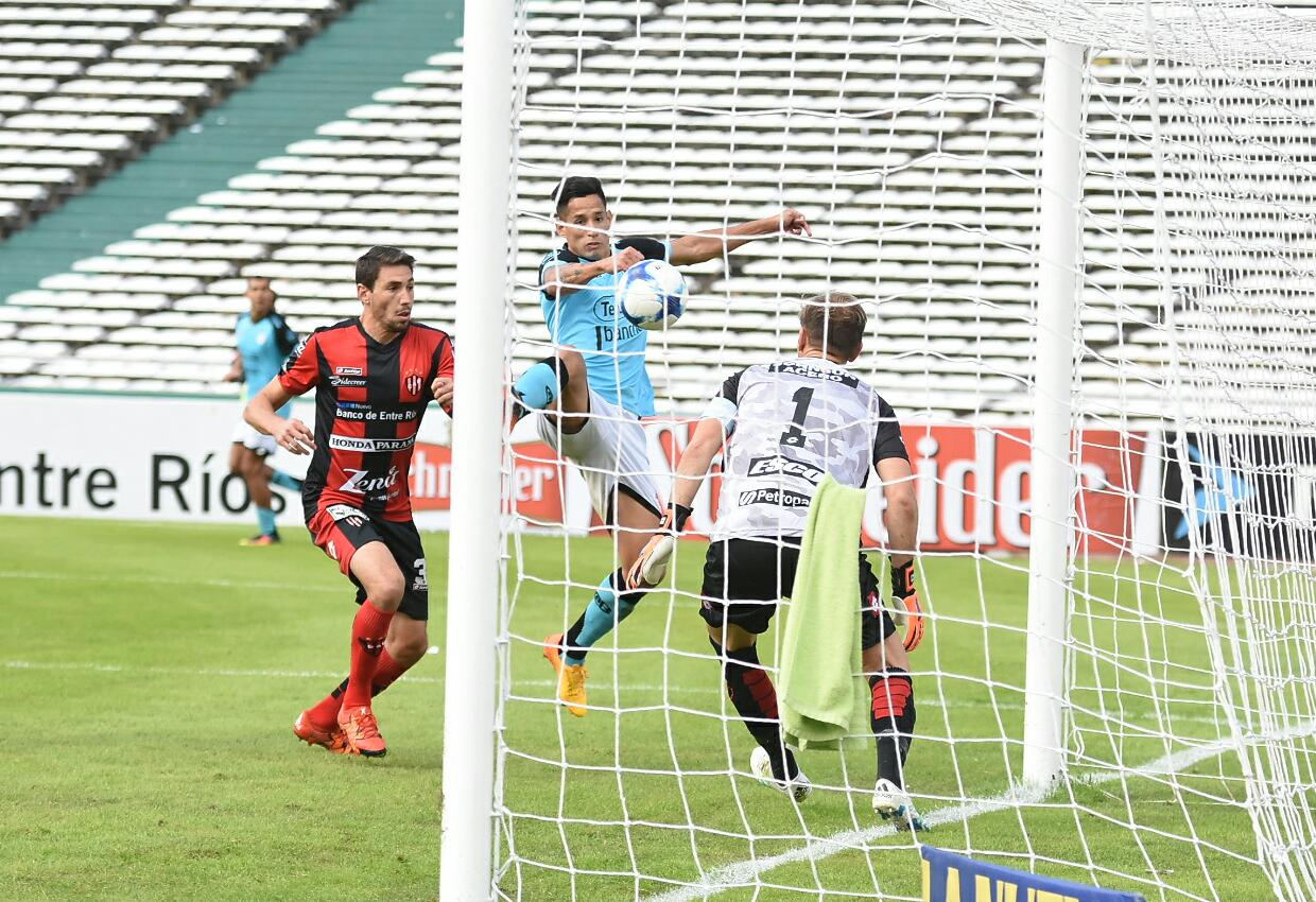 Belgrano contra Patronato, en el segundo partido sin público. Foto: Lucio Casalla / ElDoce.tv