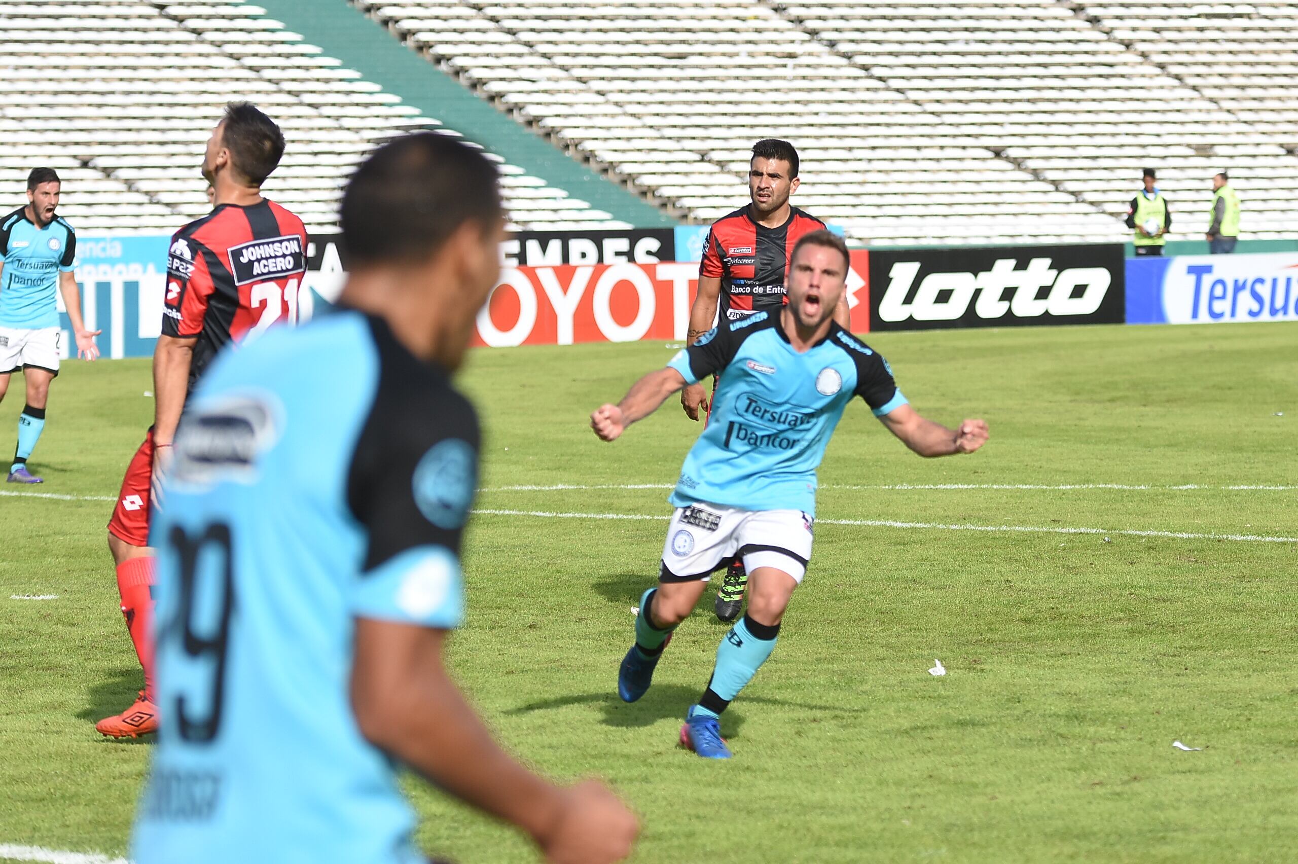 Belgrano contra Patronato, en el segundo partido sin público. Foto: Lucio Casalla / ElDoce.tv