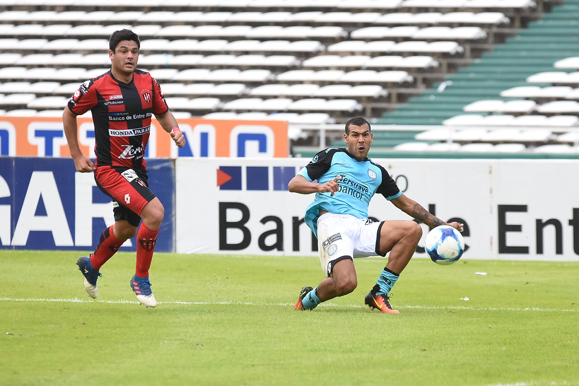 Belgrano contra Patronato, en el segundo partido sin público. Foto: Lucio Casalla / ElDoce.tv