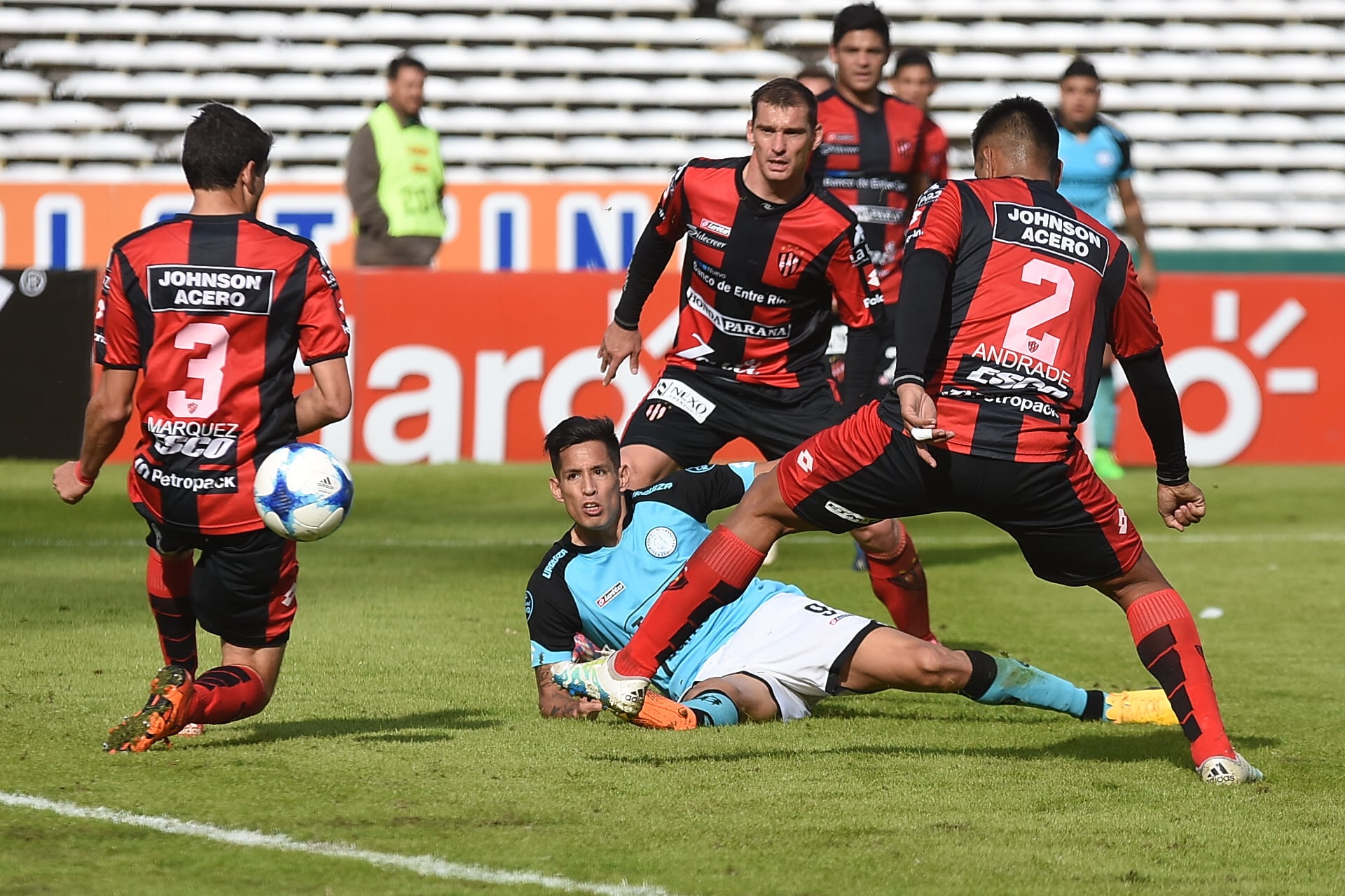 Belgrano contra Patronato, en el segundo partido sin público. Foto: Lucio Casalla / ElDoce.tv