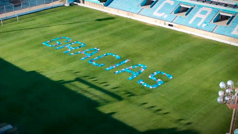 Belgrano formó "Gracias" con camisetas históricas para los socios en el Gigante de Alberdi