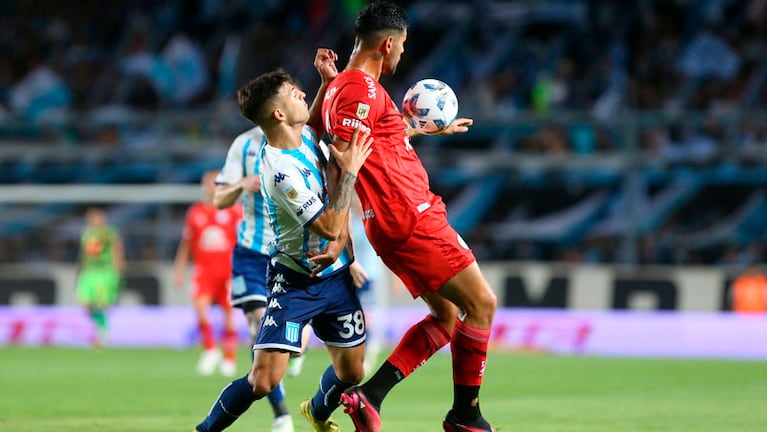 Belgrano juega con la camiseta roja alternativa en Avellaneda. Foto: Prensa CAB.