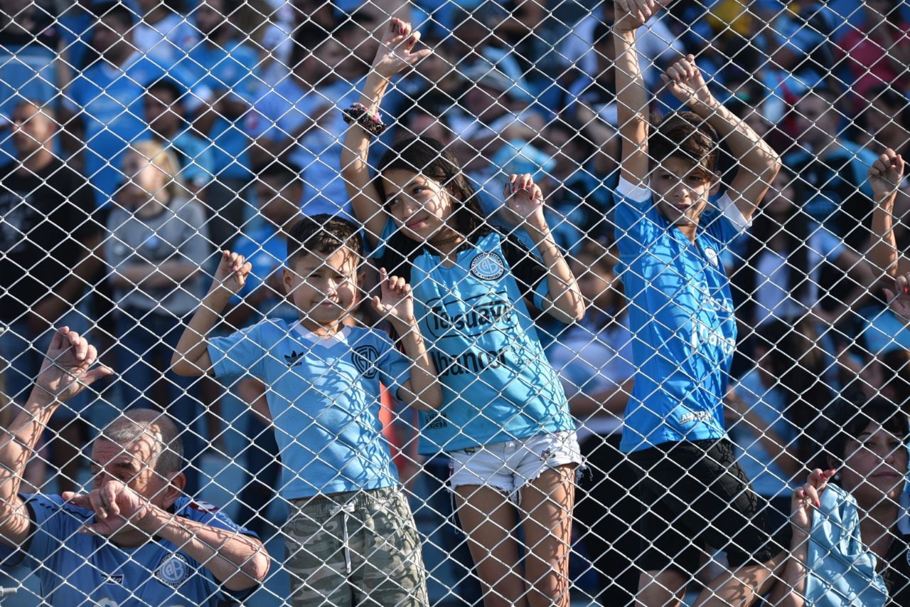 Belgrano recibió a Colón en un estadio que lució colmado. Foto: Lucio Casalla / ElDoce.tv.