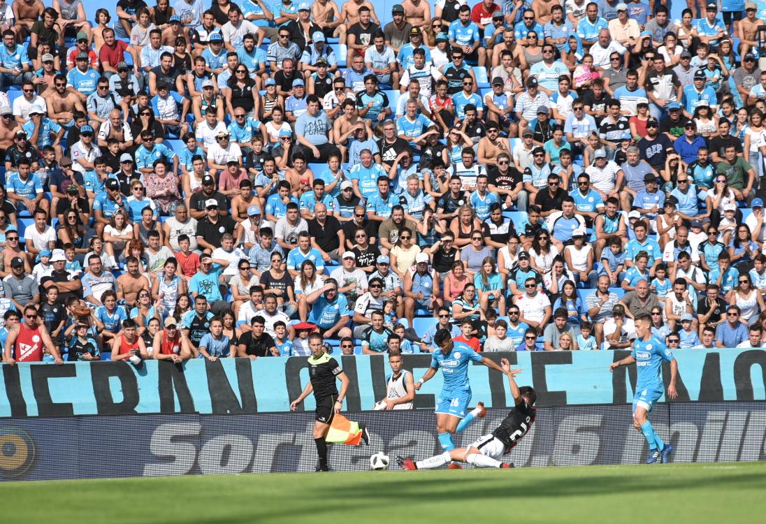 Belgrano recibió a Colón en un estadio que lució colmado. Foto: Lucio Casalla / ElDoce.tv.