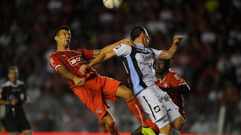 Belgrano se planta firme en la cancha de Independiente. Foto: Clarín.