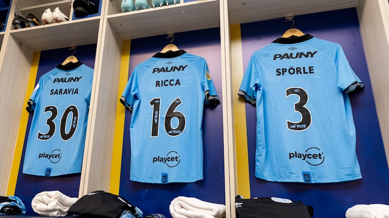 Belgrano va con la tradicional camiseta celeste.