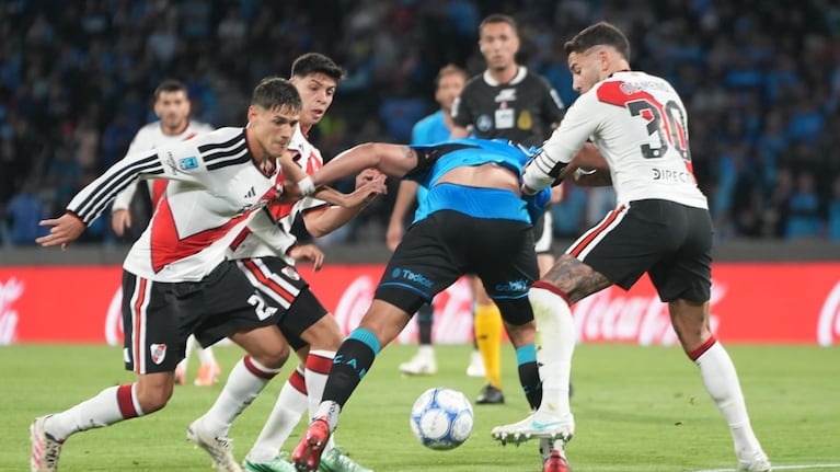Belgrano y River en un partidazo en el Kempes. (Foto: Lucio Casalla)