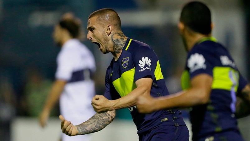 Benedetto festeja su doblete, Tévez celebra con él. Foto: Boca Juniors