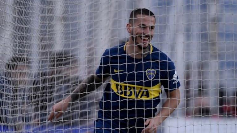 Benedetto se ríe después de marcar dos goles frente a Vélez.