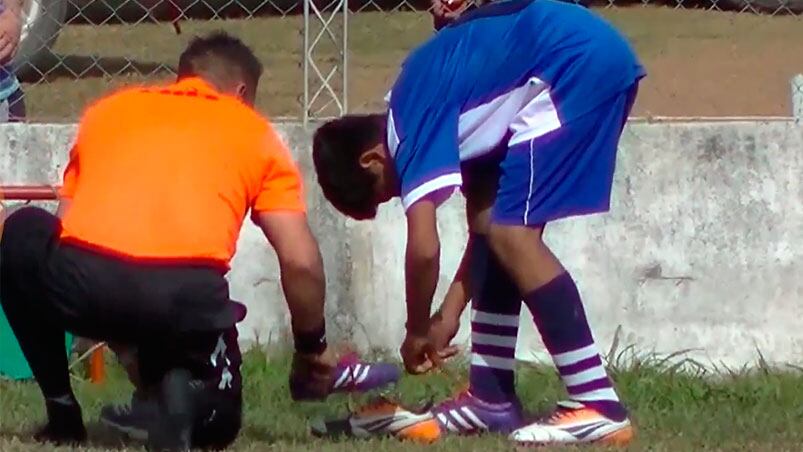 Benítez le entregó sus botines y dirigió el resto del encuentro con zapatillas.