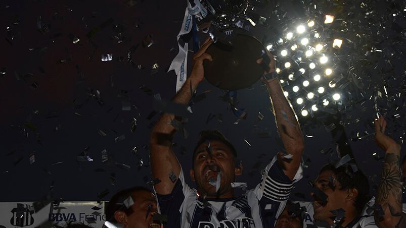 Benitez levanta la Copa que ganó Talleres contra River. Foto: Lucio Casalla.