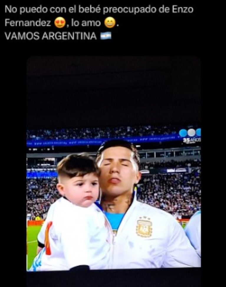 Benjamín entró a la cancha con su papá Enzo.