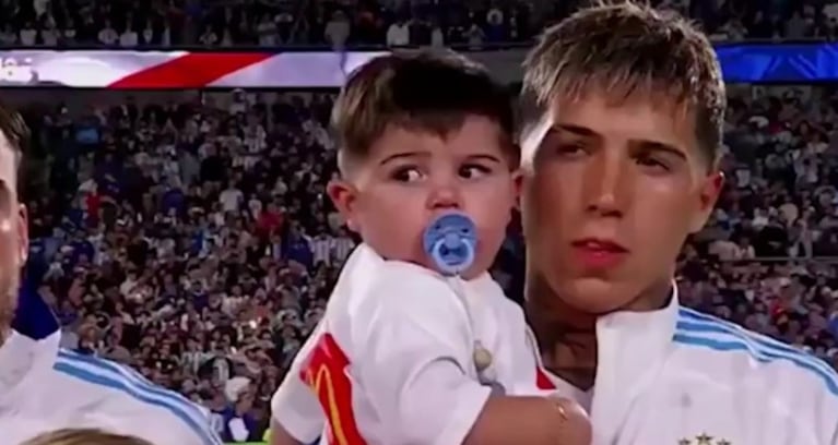 Benjamín entró a la cancha con su papá Enzo.