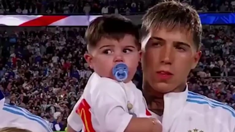 Benjamín entró a la cancha con su papá Enzo.