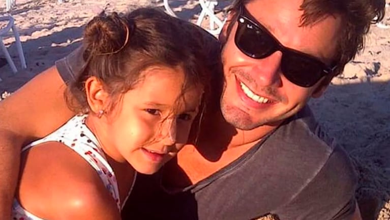 Benjamín junto a su hija Blanca en la playa.