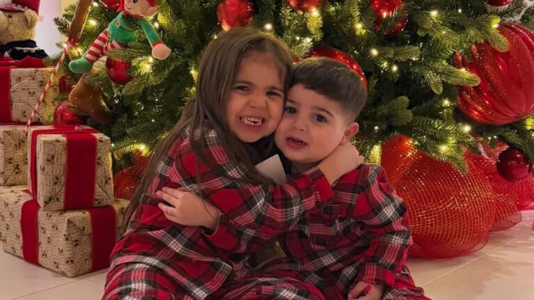Benjamín y Olivia Fernández enternecieron a todos con sus looks navideños. (Foto: Instagram/@valucervantes)
