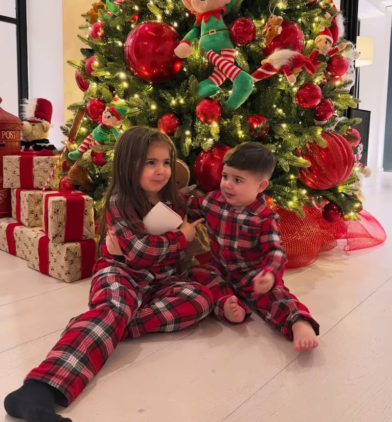 Benjamín y Olivia Fernández enternecieron a todos con sus looks navideños. (Foto: Instagram/@valucervantes)