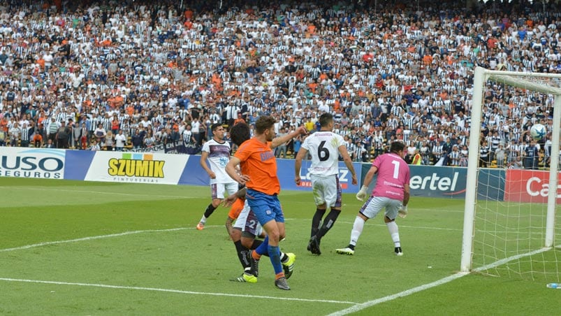 Beraldi apareció en el área para poner el 1-0. Foto: Lucio Casalla / ElDoce.tv.