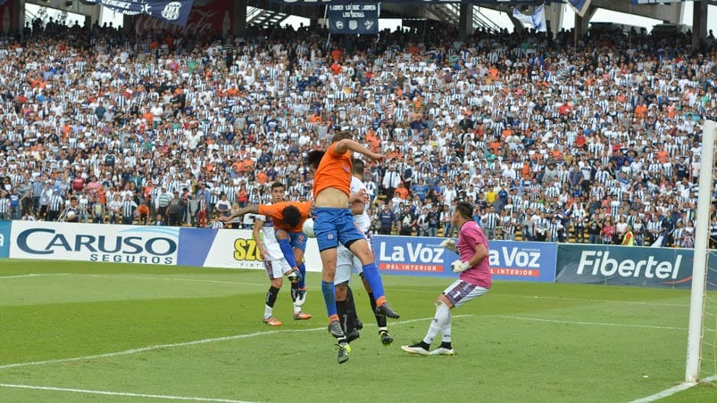 Beraldi cabecea al fondo de la red para el 1-0. Foto: Lucio Casalla / ElDoce.tv.