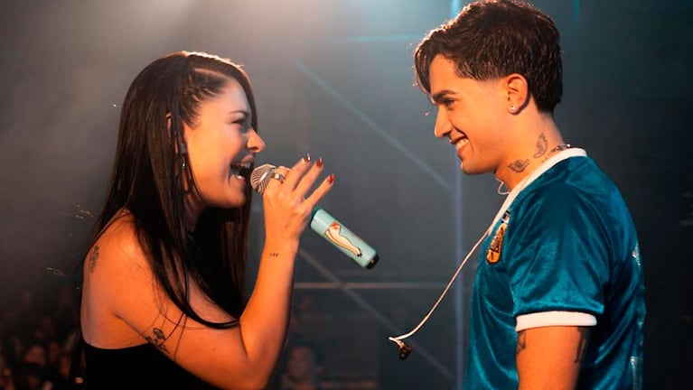 Besos en el escenario: Valentina Márquez sorprendió a Simón Aguirre y cantaron juntos en Río Cuarto