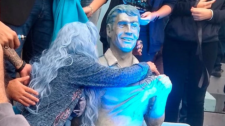 Betty abrazó la estatua de su hijo en la inauguración.