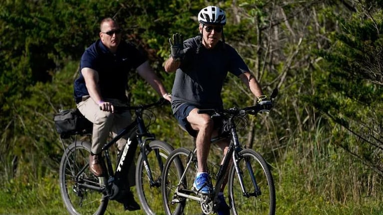 Biden sufrió una caída durante un paseo en bicicleta: el video del accidente