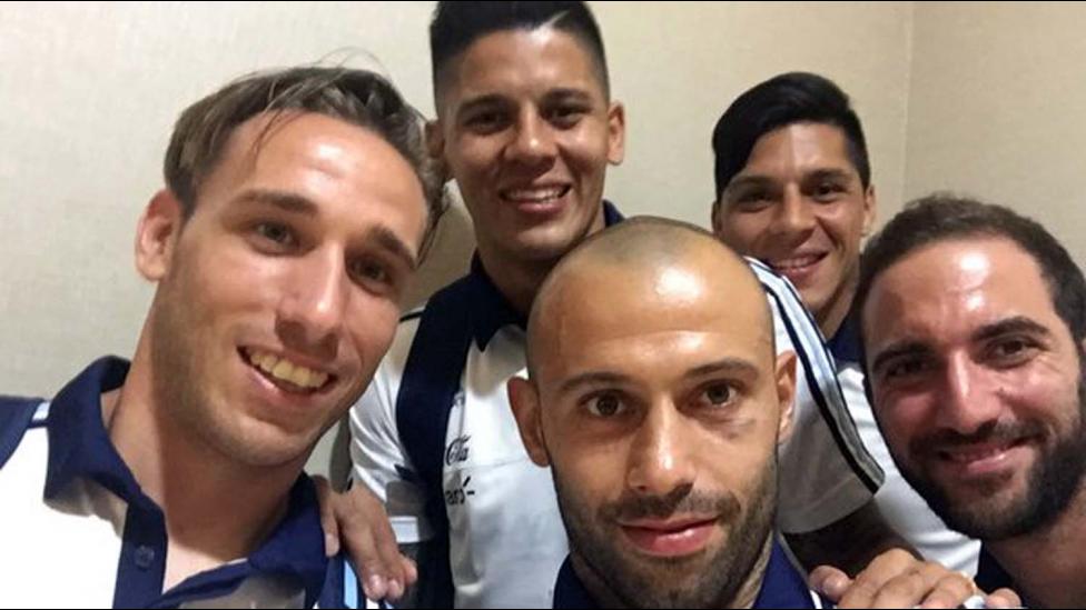 Biglia, Rojo, Enzo Pérez e Higuain, retratados por Mascherano.