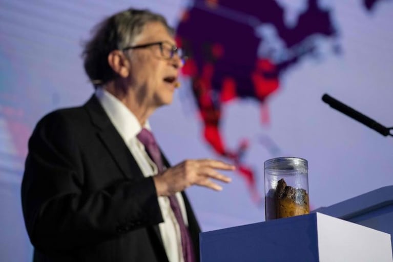 Bill Gates sorprendió en un foro con un frasco de excrementos humanos