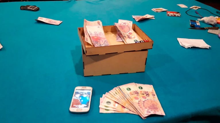 Billetes, celulares, cartas y más: parte de lo que incautaron los agentes. / Foto: Policía de Córdoba. 