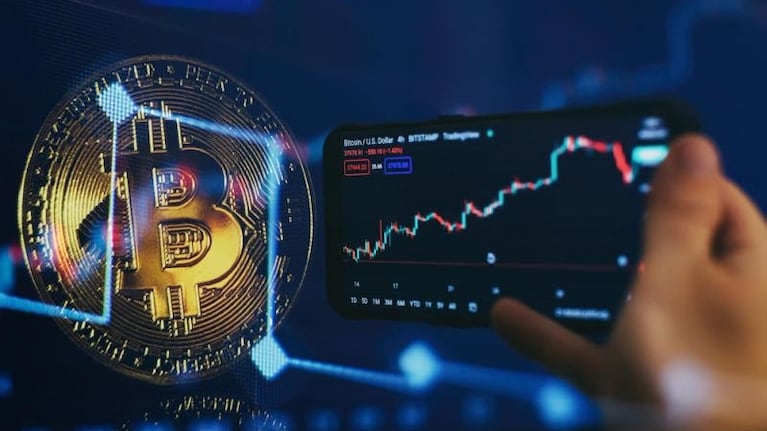 Bitcoin fue creada en el año 2009 por una persona o grupo bajo el seudónimo de Satoshi Nakamoto.