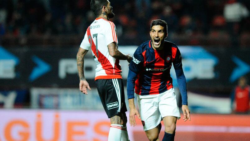 Blandi festeja uno de sus dos goles ante River. Foto: FotoBaires