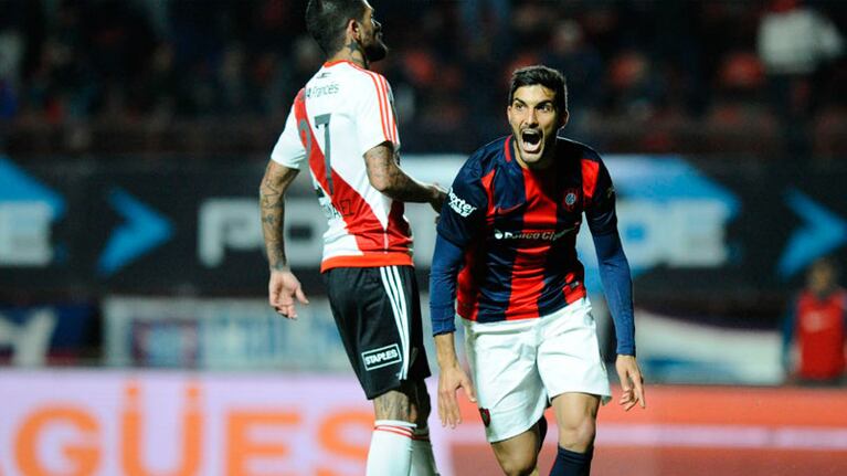 Blandi festeja uno de sus dos goles ante River. Foto: FotoBaires