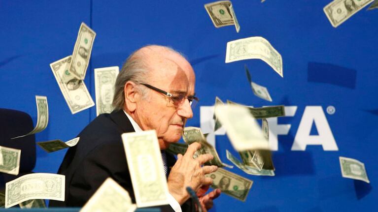 Blatter fue sorprendido por una lluvia de dólares.