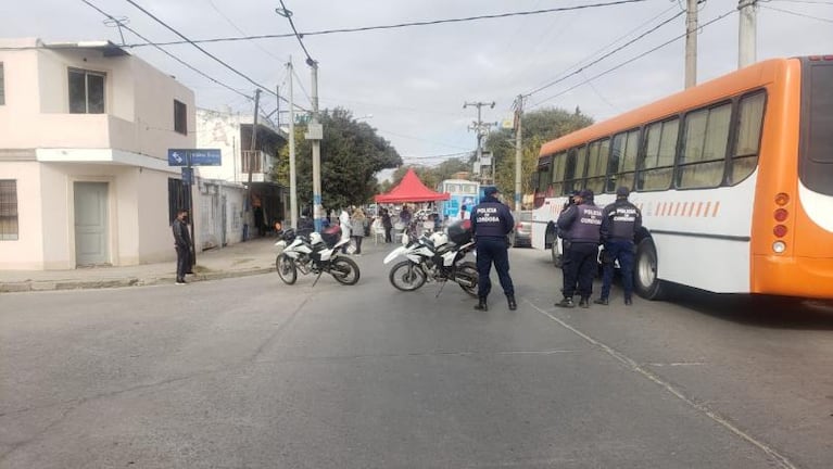 Bloqueo e hisopados masivos en barrios de Córdoba tras el positivo del municipal