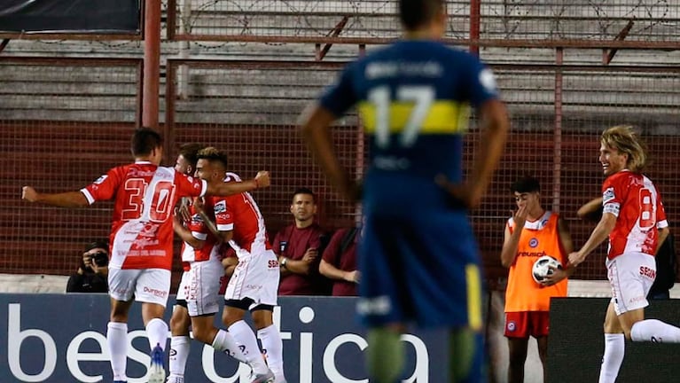 Boca sufrió la venganza de la hinchada de Argentinos: cantaban por la ausencia de Tevez.
