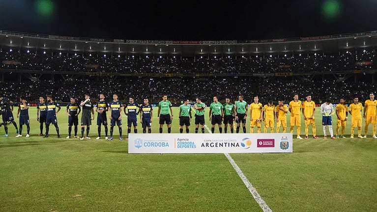 Boca y Central jugaron con las dos hinchadas en Córdoba. Foto: Lucio Casalla / ElDoce.tv