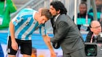 Bolatti, recibiendo la bendición de Maradona antes de entrar ante Corea del Sur, en Sudáfrica.