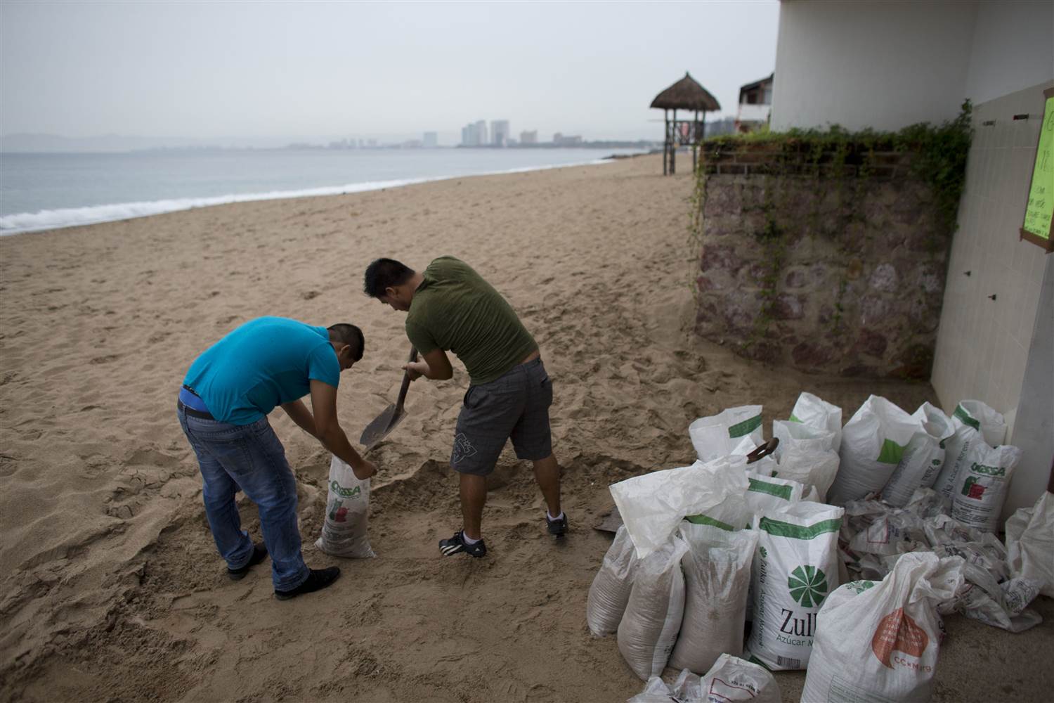Bolsas de Arena para evitar los daños del agua. Foto NBC