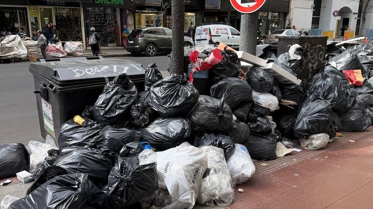 Bolsas de basura acumuladas en la esquina de 9 de Julio y General Paz.