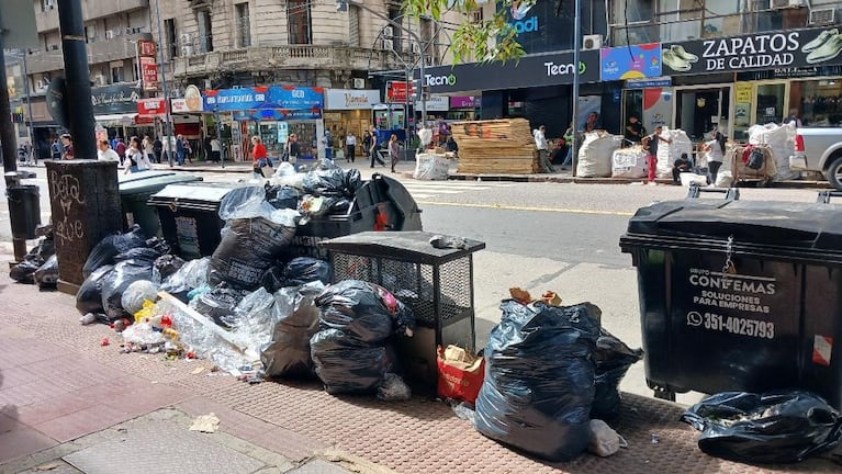 Bolsas de basura en una de las esquinas más transitadas de Córdoba capital.