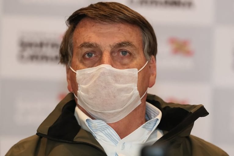 Bolsonaro tuvo fiebre y tras el hisopado se confirmó que tiene coronavirus.