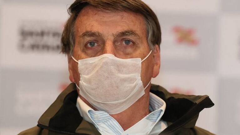 Bolsonaro tuvo fiebre y tras el hisopado se confirmó que tiene coronavirus.