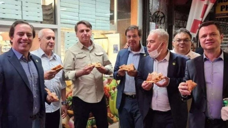 Bolsonaro y sus ministros comieron pizza en la vereda. 