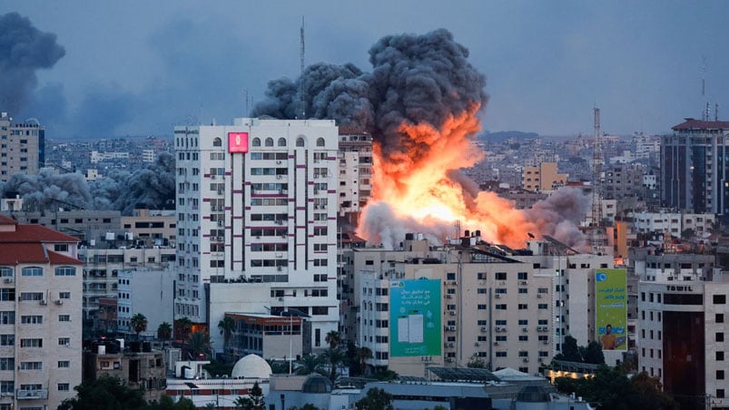 Bombardeos israelíes en la ciudad de Gaza. Foto: Mohammed Salem (Reuters).