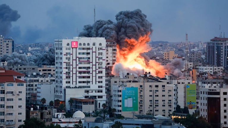 Bombardeos israelíes en la ciudad de Gaza. Foto: Mohammed Salem (Reuters).