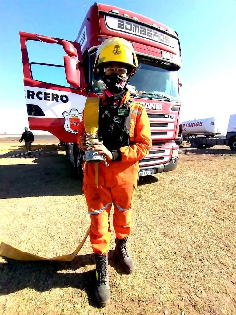 Bombera cordobesa rindió un examen desde el camión durante los incendios