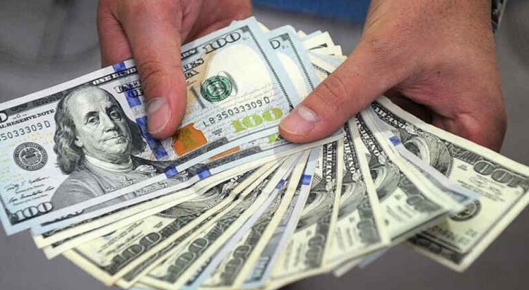 Bombero devuelve importante suma de dinero a jubilado