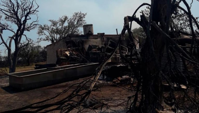 Bomberos a centímetros del incendio: el impactante video de Ambul