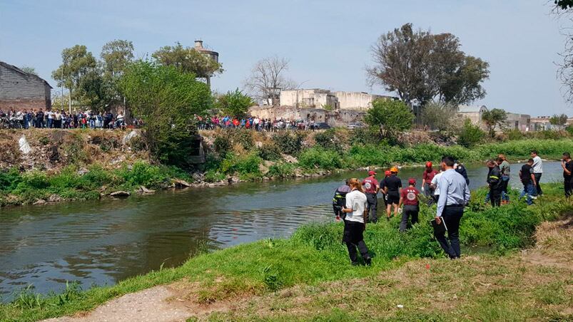 Bomberos acudieron al rescate del cuerpo en Costanera Norte. Foto: Roxana Martínez.