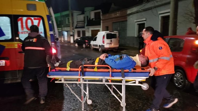 Bomberos chocaron su camioneta contra un comercio y lo destruyeron